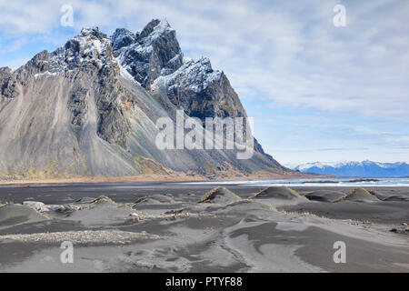 Vestrahorn oder Vesturhorn Berg, South Island, über den schwarzen Sand Dünen gesehen an stokksnes. Stockfoto