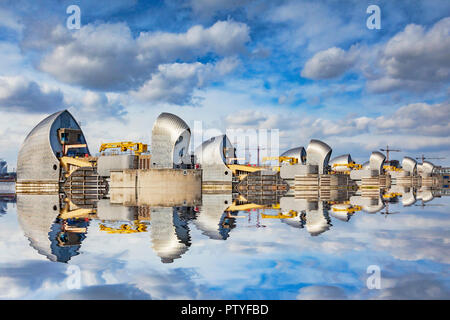 Vom 5. März 2015: London, UK - Thames Barrier spiegelt sich in der Themse. Stockfoto