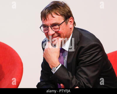 Frankfurt am Main, Deutschland. 10 Okt, 2018. Volker Jung, der Kirche Präsident (äquivalent zu einem Bischof) der Evangelischen Kirche in Hessen und Nassau wird dargestellt, zu einem Gespräch auf der Frankfurter Buchmesse über die Freiheit der Presse. Die 70. Frankfurter Buchmesse 2018 ist die weltweit größte Buchmesse mit über 7.000 Ausstellern und über 250.000 erwarteten Besucher. Es ist geöffnet vom 10. bis zum 14. Oktober mit der letzten zwei Tage für die Öffentlichkeit geöffnet wird. Quelle: Michael Debets/Pacific Press/Alamy leben Nachrichten Stockfoto