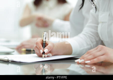 Close-up Geschäftsfrau ausfüllen des Formulars auf Vorstellungsgespräch Stockfoto