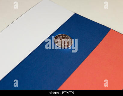 Geld von Russland vor dem Hintergrund der russischen Flagge Stockfoto