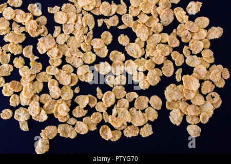 Corn Flakes auf schwarzem Hintergrund Stockfoto