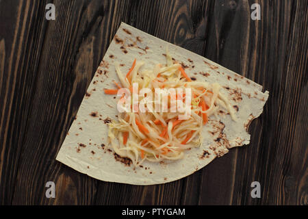 Kohl Salat auf pita Brot auf hölzernen Hintergrund Stockfoto