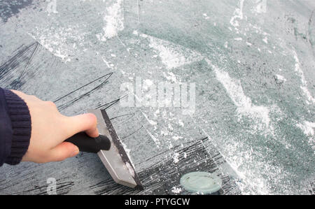 Reinigung der Auto Glas aus Eis und Schnee Stockfoto