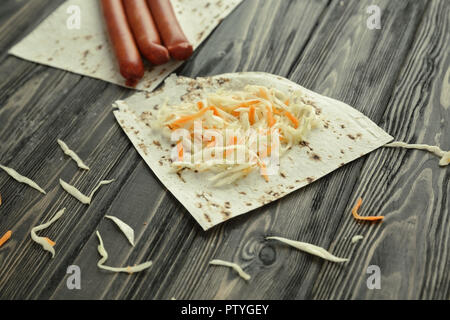 Wurst, Kohl und pita Brot auf hölzernen Hintergrund isoliert Stockfoto