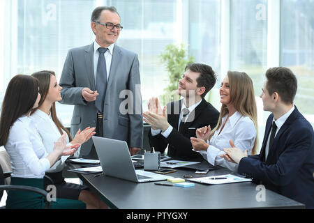 Business Team Leader Applaus bei der Sitzung. Stockfoto