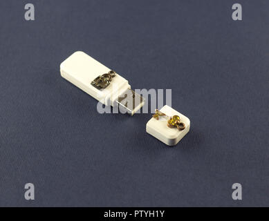 White Flash Drive mit einem Schlüssel und einem Schloss auf einem blauen Hintergrund Stockfoto