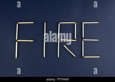 Das Wort Feuer legte von Spiele auf einem blauen Hintergrund Stockfoto