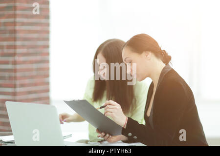 Bis zu schließen. die Frau, die Noten sitzen auf Ihrem Schreibtisch Stockfoto