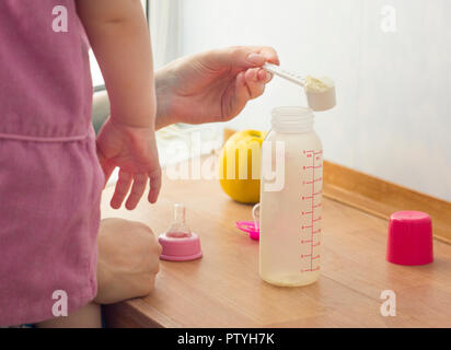 Zubereitung von Säuglingsnahrung Stockfoto