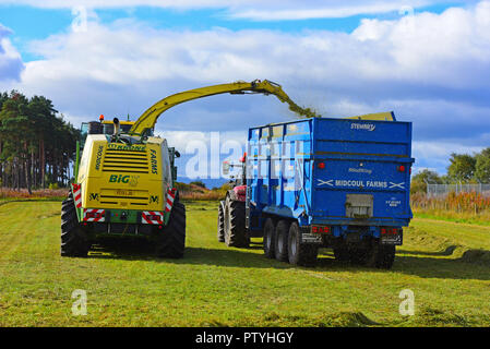 Sammeln von gemähtem Heu bereit für die silage Pit und wird als Futtermittel Winter für die rinderherde in der Nähe von Inverness verwendet werden, die in den schottischen Highlands GROSSBRITANNIEN. Stockfoto