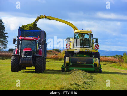 Sammeln von gemähtem Heu bereit für die silage Pit und wird als Futtermittel Winter für die rinderherde in der Nähe von Inverness verwendet werden, die in den schottischen Highlands GROSSBRITANNIEN. Stockfoto