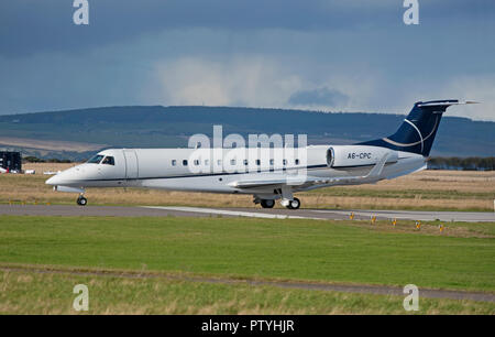 Ein ERJ 135 Legacy Flugzeuge oowned durch Gamma Luftfahrt auf der Landebahn von Inverness Dalcross Flughafen gerade angekommen. Stockfoto