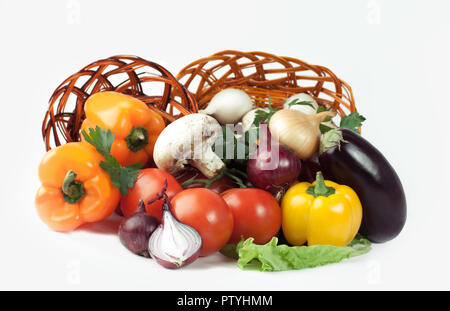 Pilze und eine Vielzahl von frischem Gemüse in einem Weidenkorb. Stockfoto