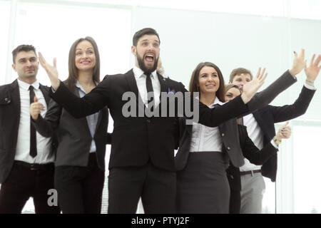 Bis zu schließen. triumphale Business Team auf Büro Hintergrund Stockfoto