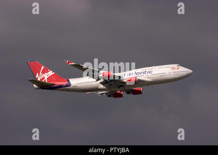 Virgin Atlantic Boeing 747-41 R vom Flughafen London Heathrow entfernt. Stockfoto