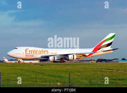 Emirates Sky Cargo Boeing 747-4 HAERF Landung am Flughafen London Stansted. Stockfoto