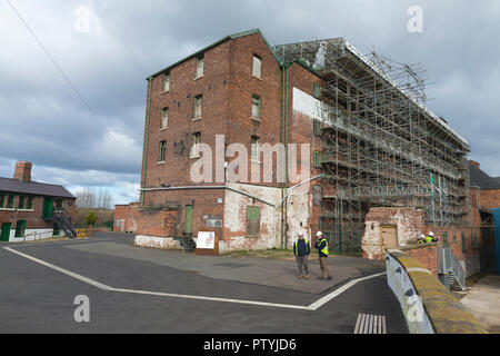 Arbeiter wiederherstellen erste Eisen der Welt Gebäude, Flachs, Mühle, Spring Gardens, Ditherington, Shrewsbury, Shropshire, England, UK, GB, Stockfoto