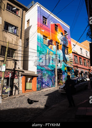 VALPARAISO, CHILE - Juni 2, 2017: Bunte Graffiti auf einem Haus in Valparaiso, Chile. Valparaiso historische Zentrum ist ein UNESCO Weltkulturerbe Stockfoto