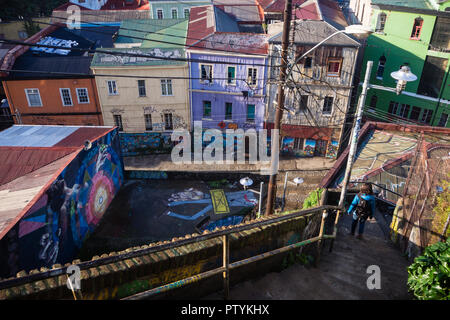 VALPARAISO, CHILE - Juni 2, 2017: Bunte Graffiti auf einem Haus in Valparaiso, Chile. Valparaiso historische Zentrum ist ein UNESCO Weltkulturerbe Stockfoto