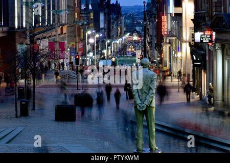 Statue von Donald Dewar auf der Buchanan Street vor der Royal Concert Hall Stockfoto