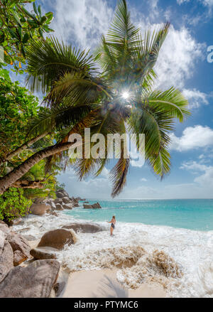 Junge Frau genießen den Strand auf den Seychellen Praslin Beach Paradise Urlaub. Reisen nach Seychellen für schöne Meer und weisse Strände in Indi Stockfoto