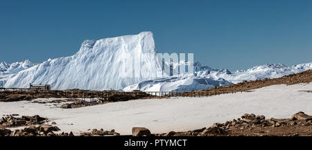 Panorama auf das Meer und die Eisberge und Eis auf dem Wasser vor ihm, das Terrain und die Landschaft der Antarktis, Tag, Sonnenuntergang. Stockfoto