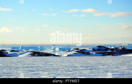 Panorama und nur Luft auf Eisschollen, Gelände und Landschaft der Antarktis. Sunrise, Tag, Sonnenuntergang. Das Schießen mit quadrocopter. Stockfoto