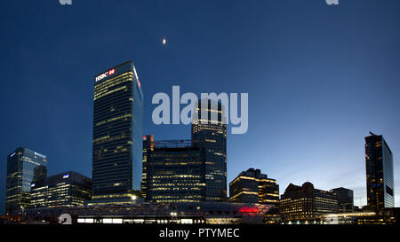 Panorama-aufnahme des Canary Wharf mit seinen Wolkenkratzern bei Sonnenuntergang. London, Großbritannien Stockfoto