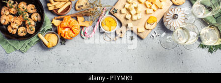 Christmas Dinner Party Tisch, Urlaub vegetarische Essen Konzept Hintergrund, Ansicht von oben, flach mit Kopie Raum legen. Banner Stockfoto