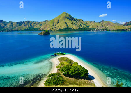 Wunderschöne Insel in Indonesien. Kelor Insel. Schnorcheln und Wandern acitivties. In der Nähe von Komodo Inseln. Stockfoto