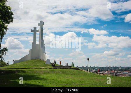 Vilnius Hügel der Drei Kreuze, Blick auf die Wahrzeichen weiße Kreuze auf einem Hügel mit Blick auf die Stadt Vilnius, Litauen stationiert. Stockfoto