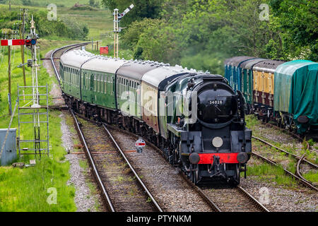 Dampflokomotive Eddystone in Corfe Castle station in Corfe Castle, Dorset, Großbritannien am 28. Mai 2014 zu ziehen. Stockfoto