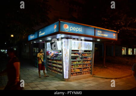 Snacks und Getränke Kiosk im Zentrum von Tirana Albanien bei Nacht Stockfoto