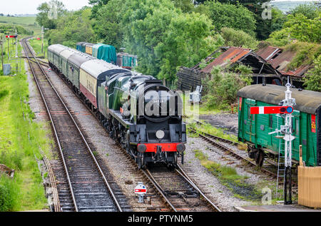 Dampflokomotive Eddystone in Corfe Castle station in Corfe Castle, Dorset, Großbritannien am 28. Mai 2014 zu ziehen. Stockfoto