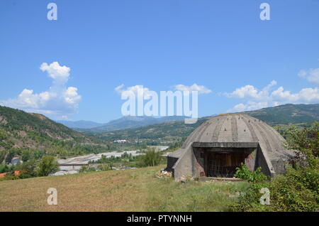Abgebrochene Betonbunker in einem Tal Albanien mit schöner Aussicht Stockfoto