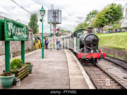 Dampflok6695 in Swanage station in Swanage, Dorset, Großbritannien am 28. Mai 2014 zu ziehen. Stockfoto