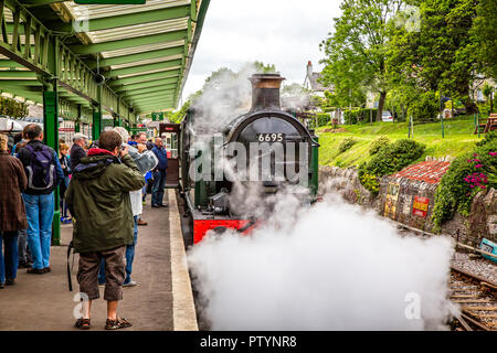 Dampflok6695 in Swanage station in Swanage, Dorset, Großbritannien am 28. Mai 2014 zu ziehen. Stockfoto