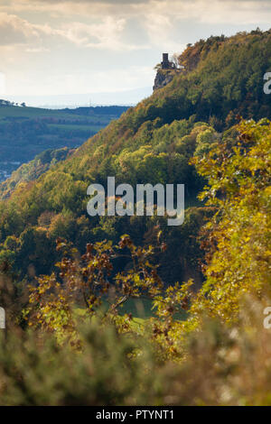 Auf der Suche nach Kinnoull Hill und Tower mit Blick auf den Fluss Tay in der Nähe von Perth Schottland. Stockfoto