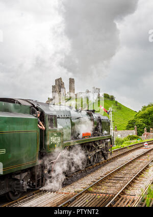 Dampflokomotive Eddystone Herausziehen von Corfe Castle station in Corfe Castle, Dorset, Großbritannien am 28. Mai 2014 getroffen Stockfoto