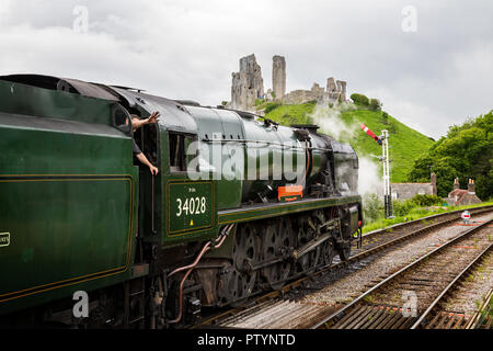 Dampflokomotive Eddystone Herausziehen von Corfe Castle station in Corfe Castle, Dorset, Großbritannien am 28. Mai 2014 getroffen Stockfoto