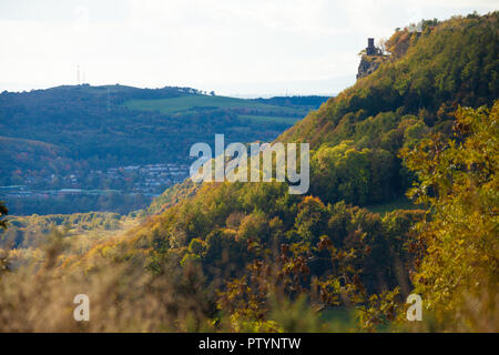 Auf der Suche nach Kinnoull Hill und Tower mit Blick auf den Fluss Tay in der Nähe von Perth Schottland. Stockfoto