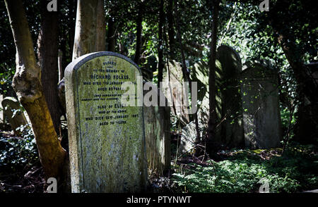 London - April 2012: Grabstein auf Highgate Cemetery, nördlich von London Stockfoto