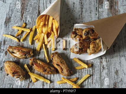 Gebratenes Chicken Wings mit Pommes von oben Stockfoto