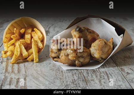 Roast Chicken Wings mit Pommes frites vor Stockfoto