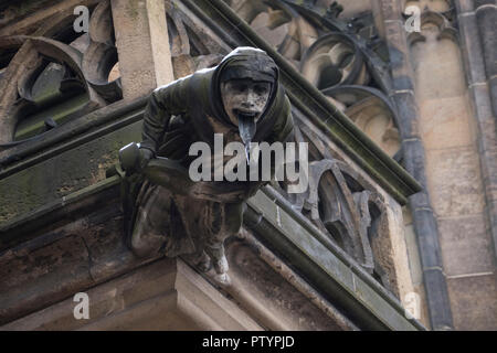 Ein gargoyle auf der Prager Burg - Pražský hrad Prag, Tschechische Republik. Stockfoto