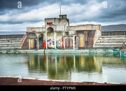 Die verrottenden Überreste von Grange Lido in Grange-over-Sands, Cumbria. Stockfoto