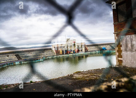 Die verrottenden Überreste von Grange Lido in Grange-over-Sands, Cumbria. Stockfoto