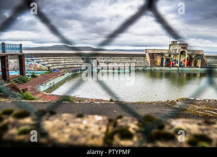 Die verrottenden Überreste von Grange Lido in Grange-over-Sands, Cumbria. Stockfoto