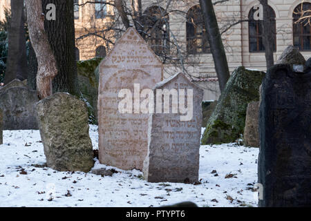 Der alte jüdische Friedhof in Prag in der Tschechischen Republik. Eine wichtige jüdische Denkmal und einer der größten Friedhöfe seiner Art. Stockfoto